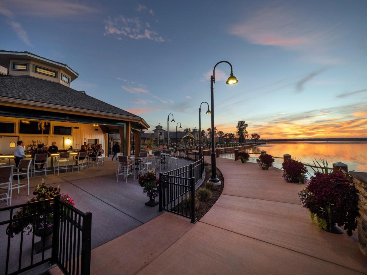 Chautauqua Harbor Hotel - Jamestown Celoron Buitenkant foto